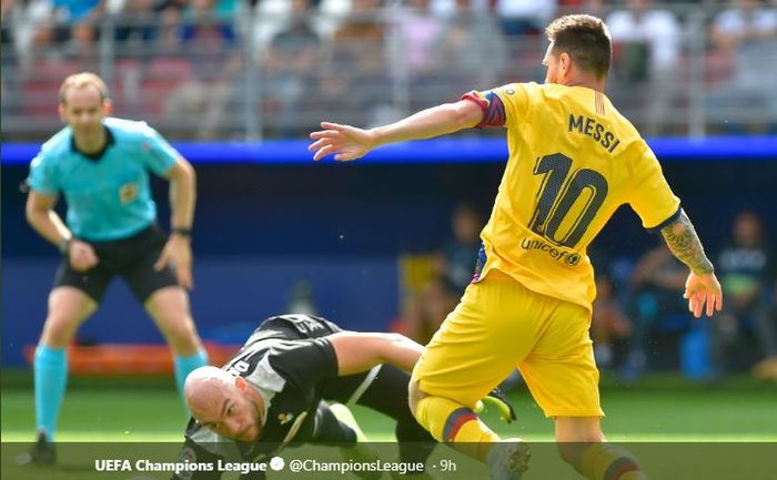 Megabintang Barcelona, Lionel Messi (kanan), beraksi dalam laga Liga Spanyol melawan Eibar di Stadion Municipal de Ipurua, Sabtu (19/10/2019).