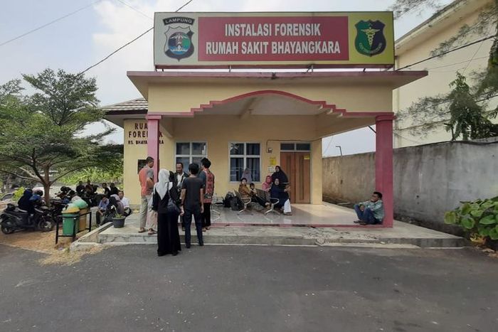 Keluarga korban sedan yang terbakar dalam laka lantas di Jalan Tol Sumatra mendatangi Instalasi Forensi RS Bhayangkara Polda Lampung