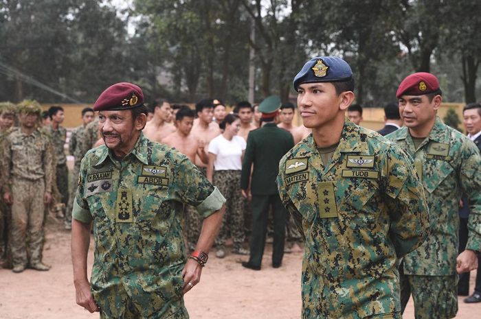 Pangeran Mateen mendapat gelar Letnan Dua