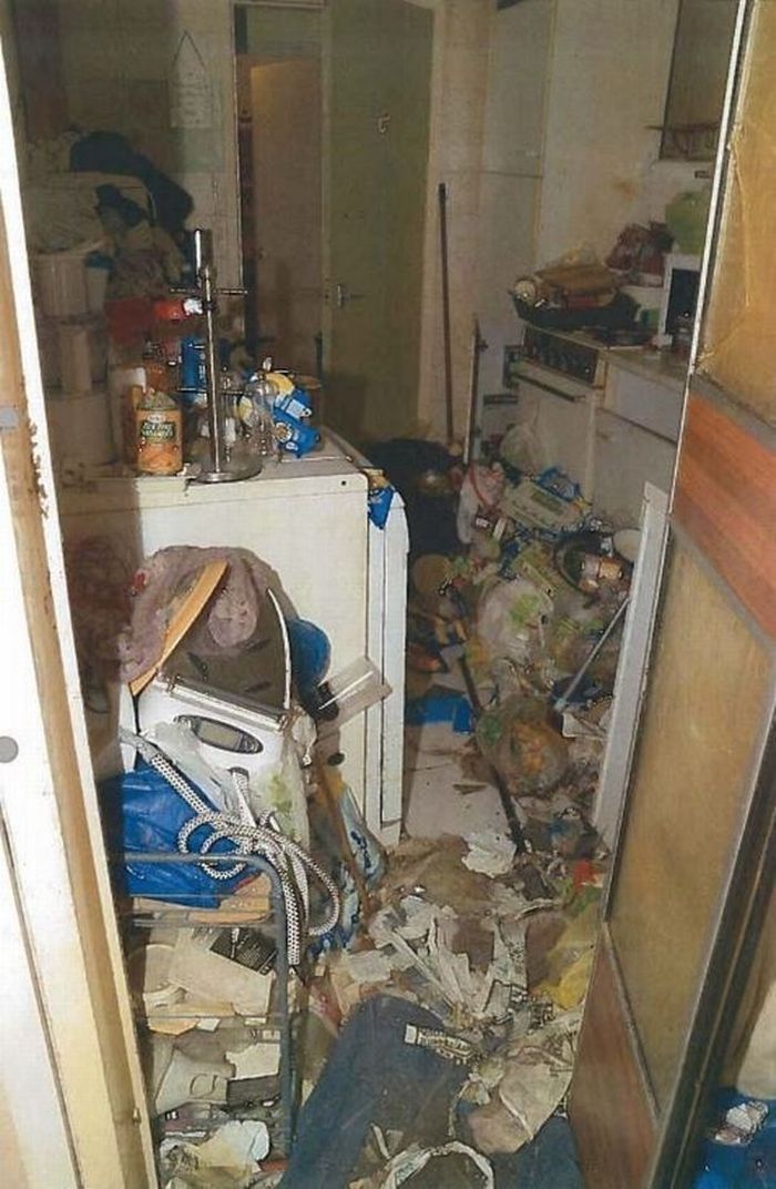 Daily Mirror
Rumahnya juga ditemukan penuh dengan sampah.