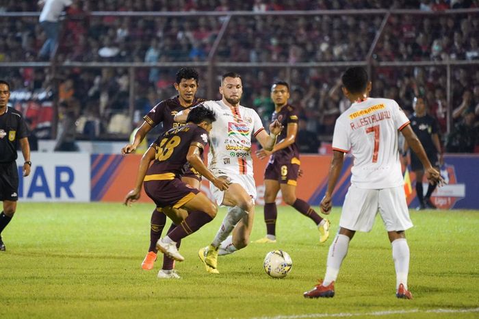 Penyerang Persija Jakarta, Marko Simic, dikawal dengan ketat oleh dua pemain PSM Makassar, Rizky Pellu dan M Arfan