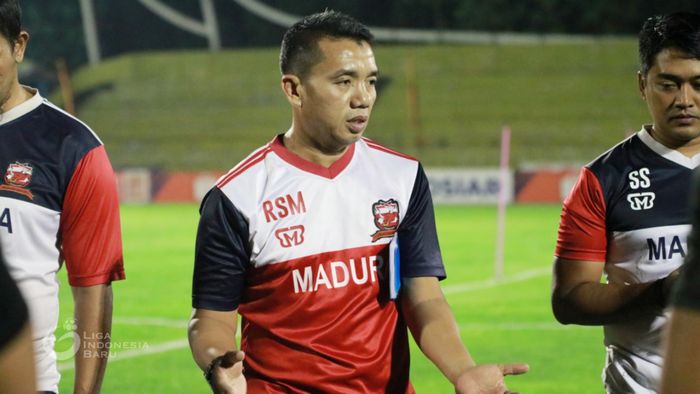 Pelatih Madura United, Rasiman, saat memberikan pengarahan kepada para pemainnya jelang laga kontra Semen Padang FC di Stadion Haji Agus Salim, Kota Padang pada Minggu (20/10/2019).