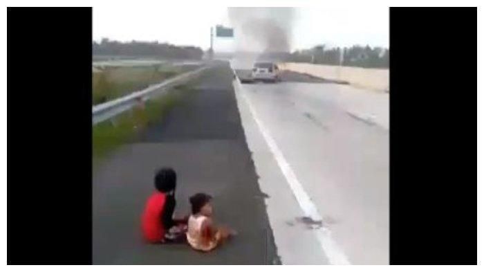 Dua anak yang berhasil selamat dari kecelakaan maut di Tol Lampung