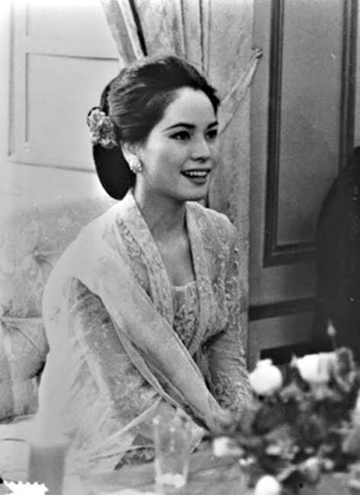 Ratna Sari Dewi kenakan kebaya kutubaru yang elegan