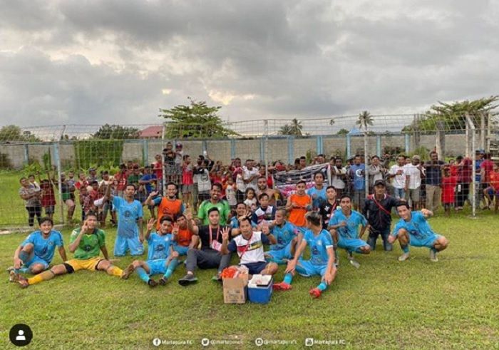 Sukacita para pemain Martapura FC seusai menang atas tuan rumah Persewar Waropen untuk lolos ke 8 besar Liga 2 2019 di Stadion Cendrawasih, Biak, 21 Oktober 2019.