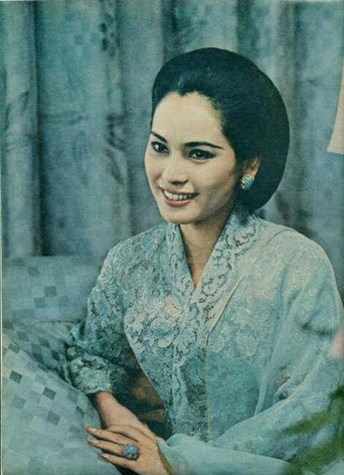 Ratna Sari Dewi kenakan kebaya klasik