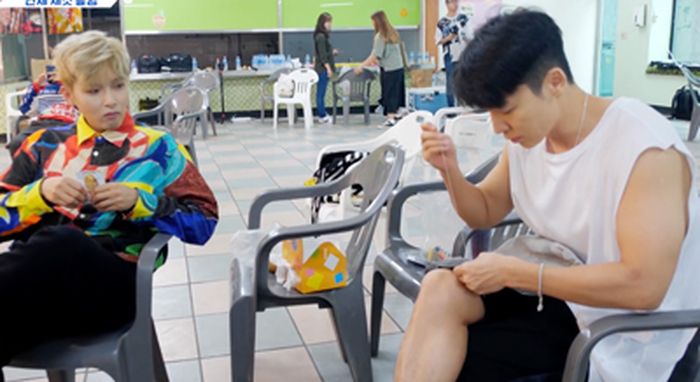 Donghae sibuk menjahit saat pemotretan
