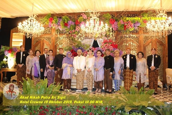 Mayangsari dan Bambang Trihatmodjo tampak hadir dan membaur dalam momen pernikahan ini