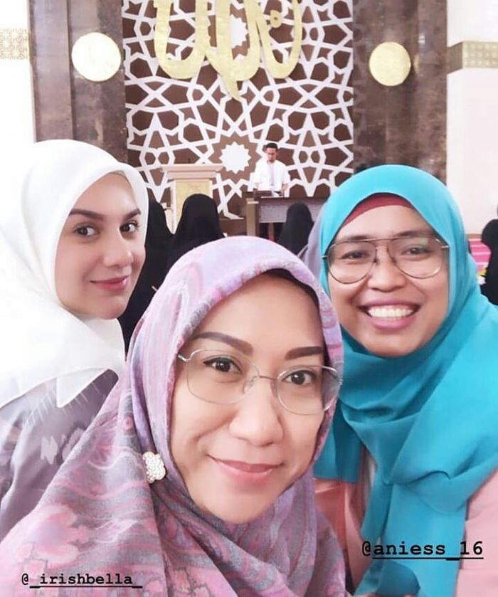 Irish Bella terlihat memesona dengan gaya makeup natural yang flawless