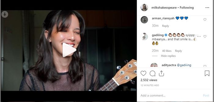 Juria Hartmans menyanyikan sebuah lagu dalam unggahan video Instagram pribadinya.