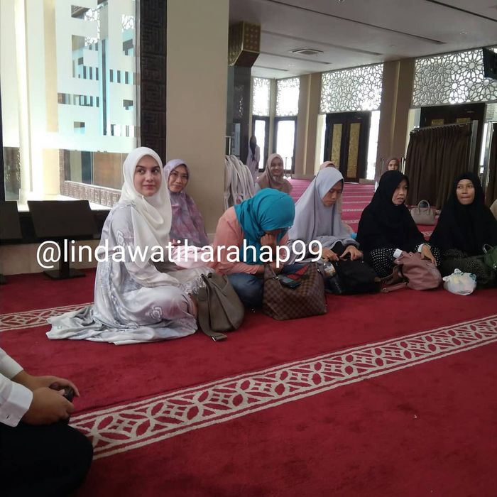 Penampilan Irish Bella yang anggun dalam busana hijab bernuansa warna putih