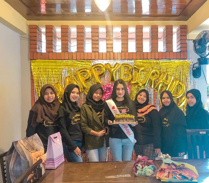Angbeen Rishi saat mendapat kejutan ulang tahun ke-22