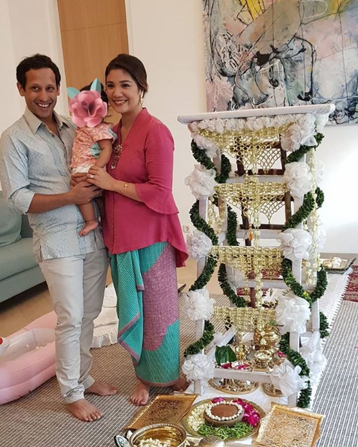 Nadiem Makarim dan Franka Franklin bersama putri mereka