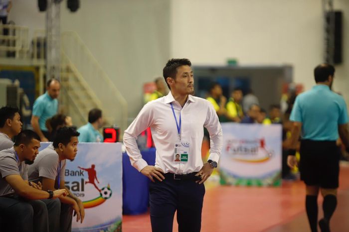 Pelatih timnas futsal Indonesia, Kensuke Takahashi, saat memimpin timnas melawan Malaysia di Piala AFF Futsal 2019.