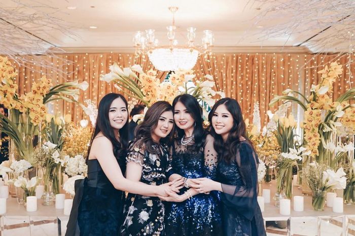 Angela Tanoesoedibjo saat bersama saudarinya