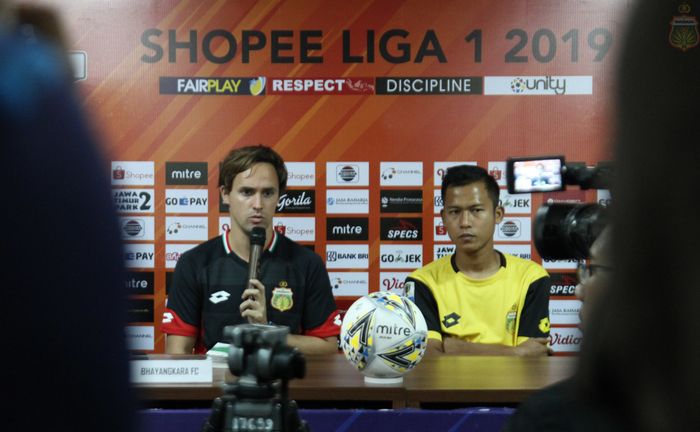 Pelatih dan pemain Bhayangkara FC, Paul Munster serta Wahyu Subo Seto di Stadion PTIK, Jakarta Selatan, Selasa (22/10/2019).