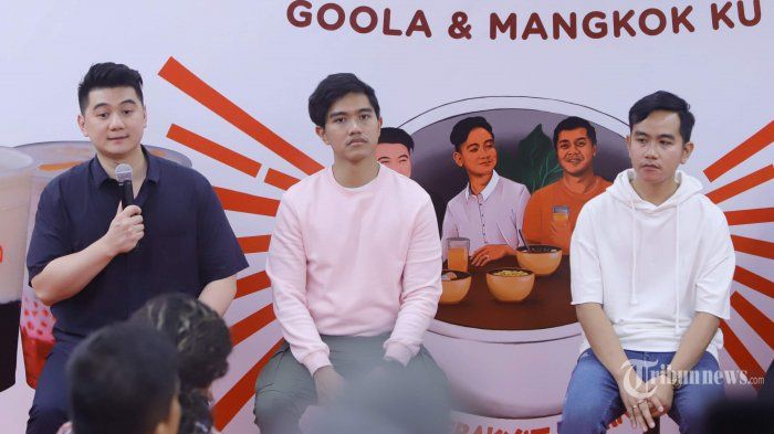 Gibran Rakabuming, Kaesang Pangarep, and Chef Arnold Poernomo at Mangkokku grand launching at Kota Kasablanka Mall, South Jakarta, Monday (10/21/2019).