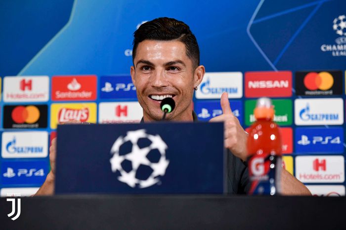 Megabintang Juventus, Cristiano Ronaldo, dalam sesi interviu jelang laga Liga Champions versus Lokomotiv Moskwa pada 22 Oktober 2019.