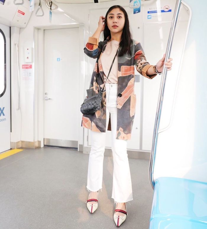 OOTD Winona Willy saat naik MRT Jakarta.