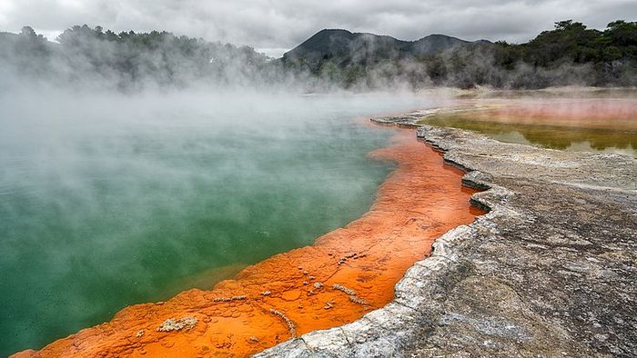 Ada yang Berwarna Merah Darah, Ini 4 Danau, Sungai, dan Kolam Unik di