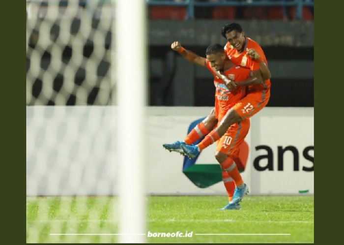 Lerby Eliandri meminta gendong Rafael da Silva saat keduanya merayakan gol Borneo FC ke gawang Kalteng Putra pada laga lanjutan Liga 1 2019 di Stadion Segiri, Kota Samarinda, 22 Oktober 2019.