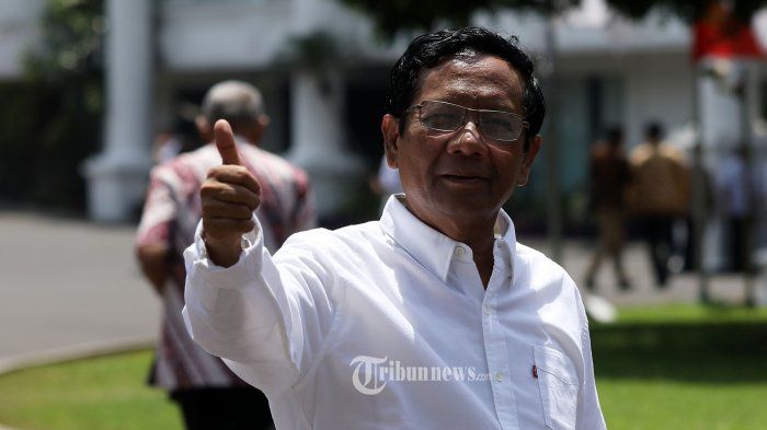 Atas tawaran presiden sebagai menteri, Mahfud MD  mengaku bersedia dan dia secara tegas menyatakan siap membantu negara