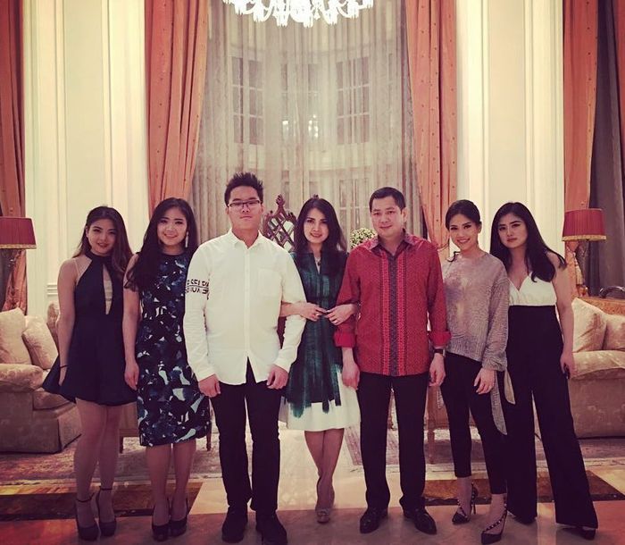 Angela Tanoesoedibjo saat bersama keluarga