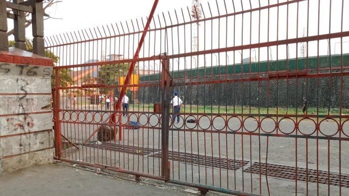 Pagar Stadion Andi Mattalatta, Kota Makassar, dikunci dengan cara dilas akibat kisruh antara Pemprov Sulawesi Selatan dengan Yayasan Olahraga Sulawesi Selatan yang mengakibatkan terganggunya persiapan laga PSM Makassar menghadapi Madura United.