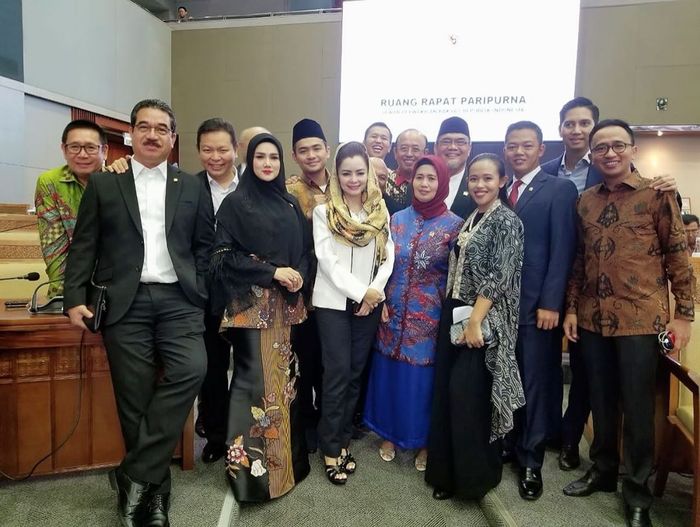 Gaya busana Mulan Jameela yang glamor, cukup mencuri perhatian kala ia menghadiri rapat paripurna ke-3 DPR RI