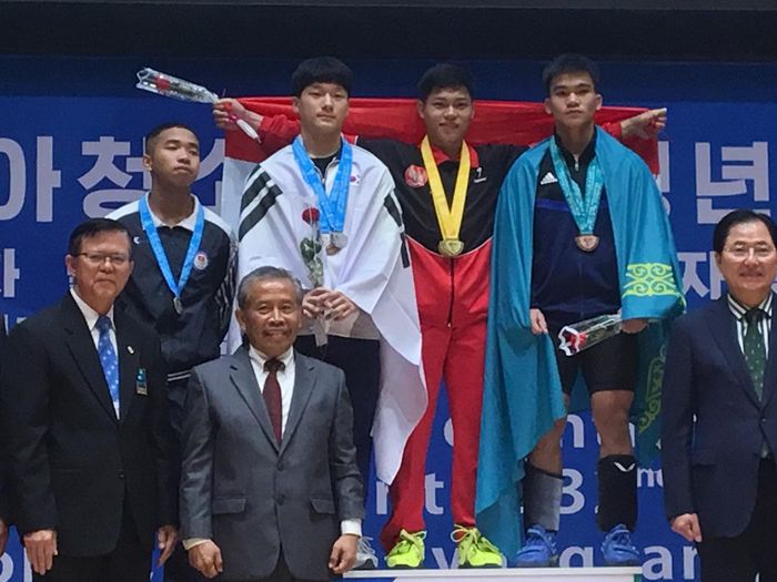 Lifter Indonesia, Rahmat Erwin Abdullah, meraih emas pada Kejuaraan Angkat Besi Youth dan Junior 2019 di Pyongyang, Korea Utara.