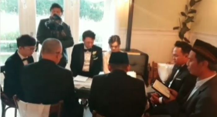 Suasana pernikahan Rina Nose dan Josscy Aartsen