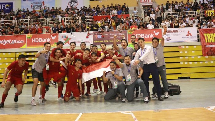 Selebrasi pemain timnas futsal Indonesia usai emmastikan lolos ke babak semifinal Piala AFF Futsal 2019, Rabu (23/10/2019).