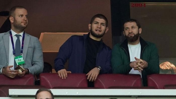 Khabib Nurmagomedov tampak hadir di tengah pertandingan Real Madrid vs Galatasaray di Stadion Turk Telekom Arena, Rabu (22/10/2019) dinihari WIB.