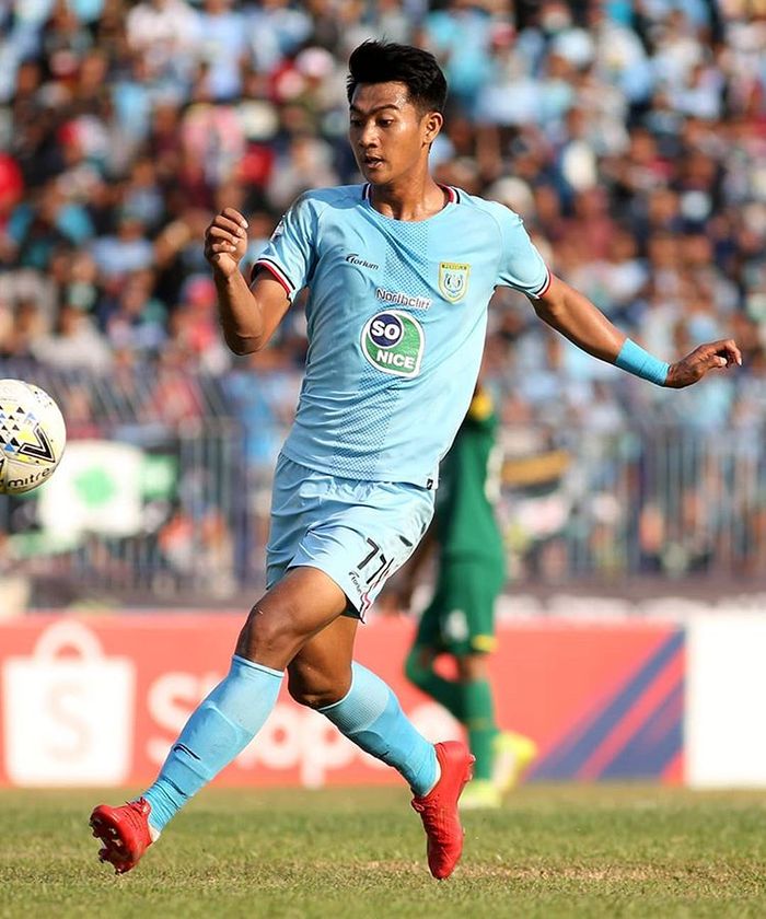 Gelandang Persela Lamongan, Malik Risaldi, sedang mengontrol bola dalam laga melawan Persebaya Surabaya, Rabu (23/10/2019).