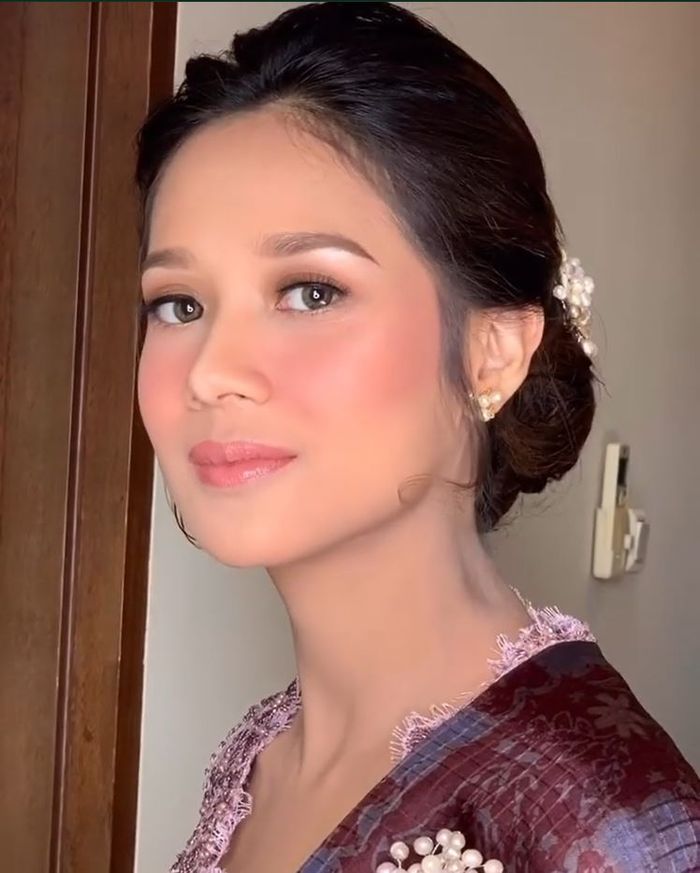 Cantiknya Gista Putri dalam sapuan makeup flawless saat resmi jadi ibu Menteri