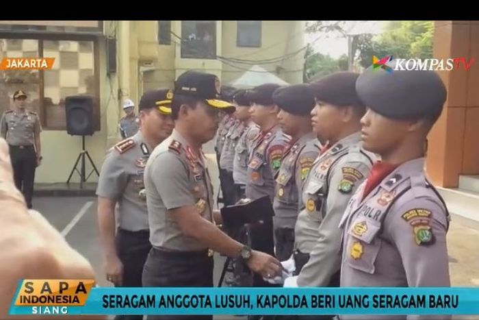 Komjen Idham Azis memberi uang kepada anggota Polisi berpakaian lusuh