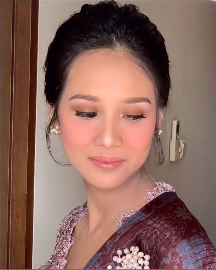 Gista Putri, istri dari pernikahan ketiga Wishnutama curi perhatian saat hari Pelantikan Menteri Kabinet Indonesia Maju 2019
