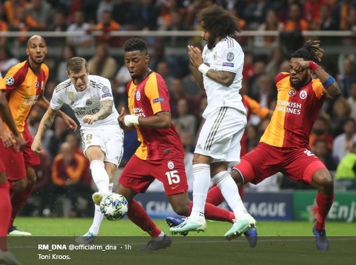 Gelandang tengah Real Madrid, Toni Kroos, melancarkan sepakan ke arah gawang Galatasaray yang berbuah gol pada pertandingan matchday ketiga Grup A Liga Champions, Selasa (22/10/2019). 