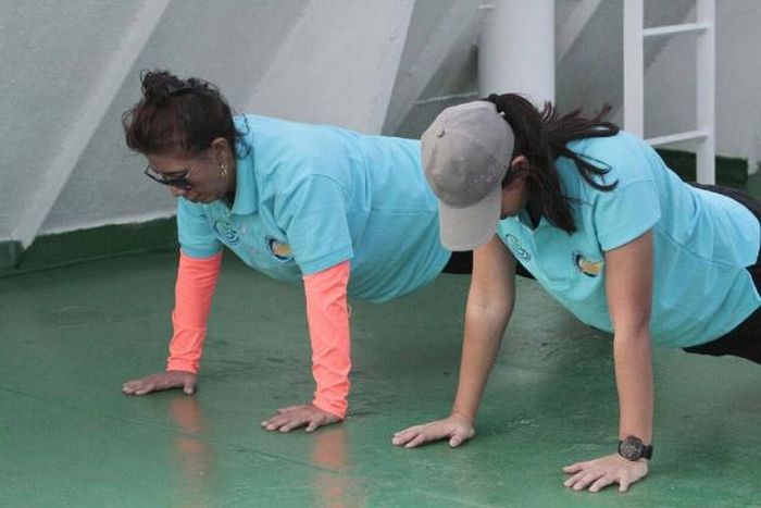 Susi Pudjiastuti kerap melakukan olahraga Plank disetiap ada kesempatan.