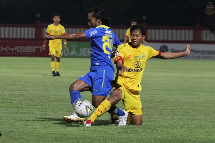 Aksi gelandang Bhayangkara FC, Adam Alis (kanan) saat mencoba menghentikan pemain Persib, Hariono pada laga lanjutan Liga 1 2019 di Stadion PTIK, Jakarta Selatan, 23 Oktober 2019.