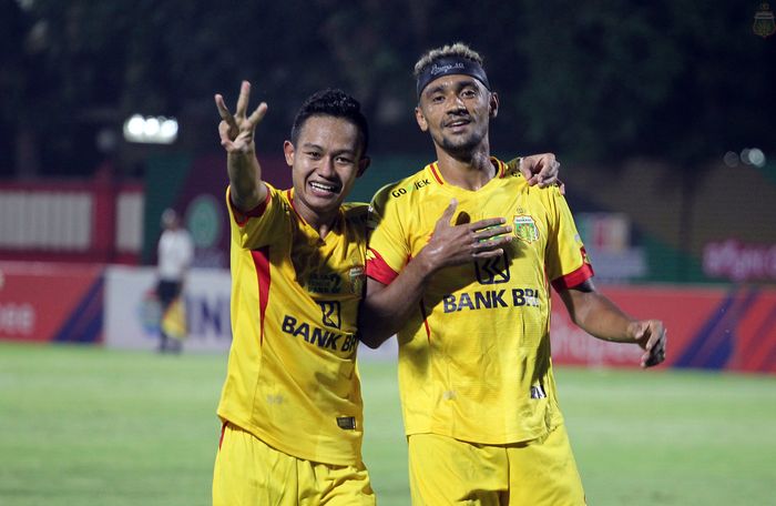 Duo pemain Bhayangkara FC, Wahyu Subo Seto dan Bruno Matos (kanan) seusai laga kontra Tira-Persikabo pada lanjutan Liga 1 2019 di Stadion PTIK, Jakarta Selatan, 19 Oktober 2019.