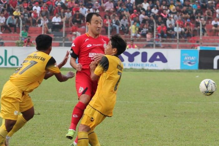 Gelandang asing Semen Padang FC, Yu Hyun Koo, saat berduel menghadpai dua pemain Barito Putera pada pekan ke-17 Liga 1 2019.