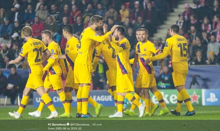 Para pemain Barcelona merayakan gol yang dicetak oleh Lionel Messi dalam laga Grup F Liga Champions melawan Slavia Praha di Stadion Eden Arena, Rabu (23/10/2019).