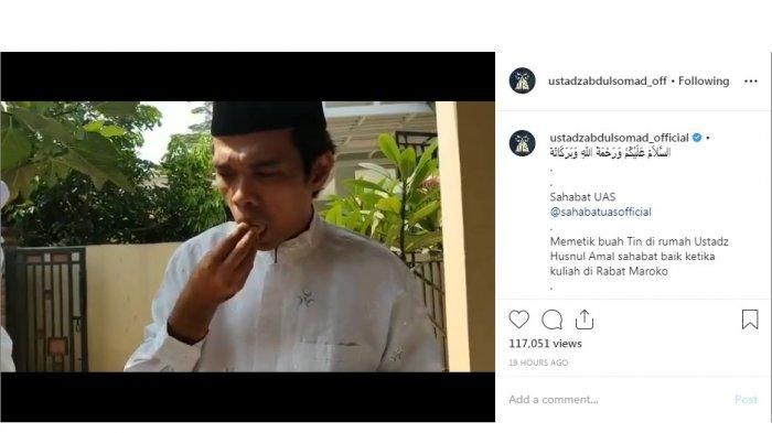 Ustaz Abdul Somad memakan buah tin