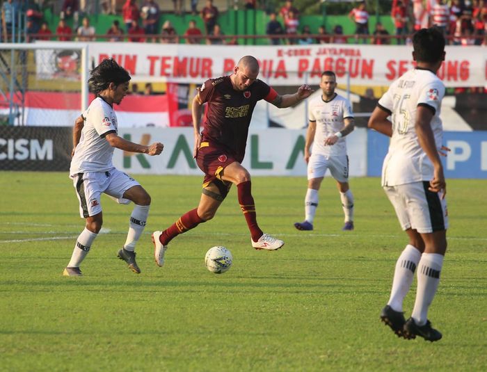 Gelandang PSM Makassar, Willen Jan Pluim, dijaga ketat oleh bek Madura United, Andik Rendika Rama, dalam laga pekan ke-24 Liga 1 2019 di Stadion Andi Mattalatta, Kamis (24/10/2019).
