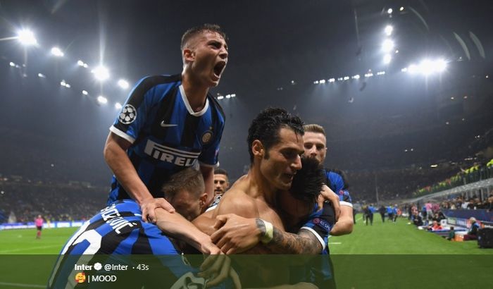 Para pemain Inter Milan merayakan gol penentu kemenangan tim lewat Antonio Candreva pada menit ke-89 saat melawan Borussia Dortmund pada matchday ketiga Liga Champions 2019-2020.