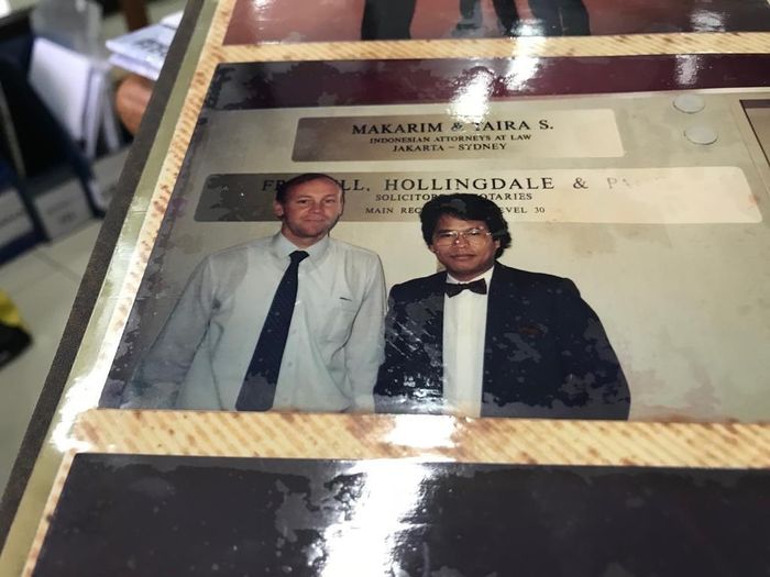 'Foto dgn Klien manager Quantas Airline thn 88 di Sydney.Saat muda Hotman sudah pakai dasi kupu kupu di Sydney! Pengacara muda mirip dono! Hotman sekantor dgn 700 an pengacara bule di Australia.'
