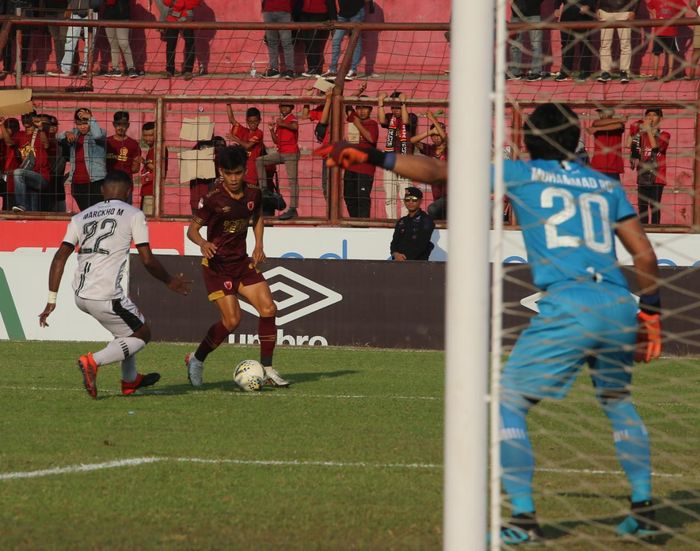Pemain PSM Makassar, Rizky Eka Pratama, menggiring bola ke arah pertahanan Madura United dalam laga pekan ke-24 Liga 1 2019 di Stadion Andi Mattalatta, Kamis (24/10/2019).