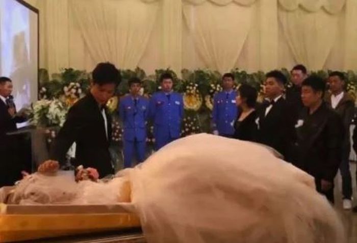 Sehari setelah kematiannya, Xu mewujudkan janjinya dan membelikan istrinya gaun putih yang indah.  