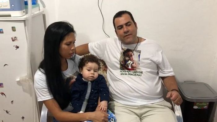 Mateus bersama istrinya, Karine dan putranya, João Miguel Alves. 
